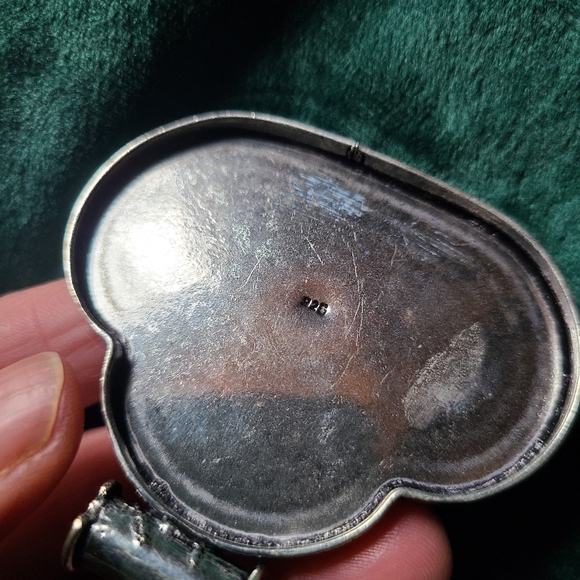 Engraved boho silver leaf pattern pendant - Picture 4 of 7